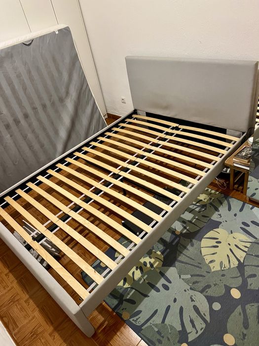 Cama casal com estrado.