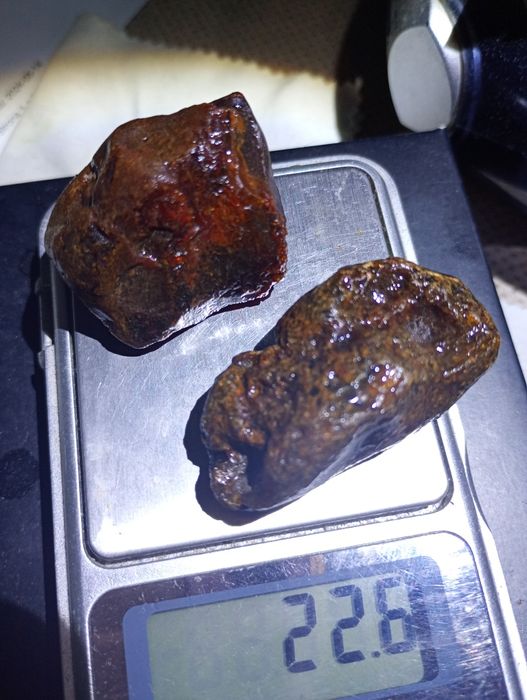 Bursztyn bałtycki surowy 2szt