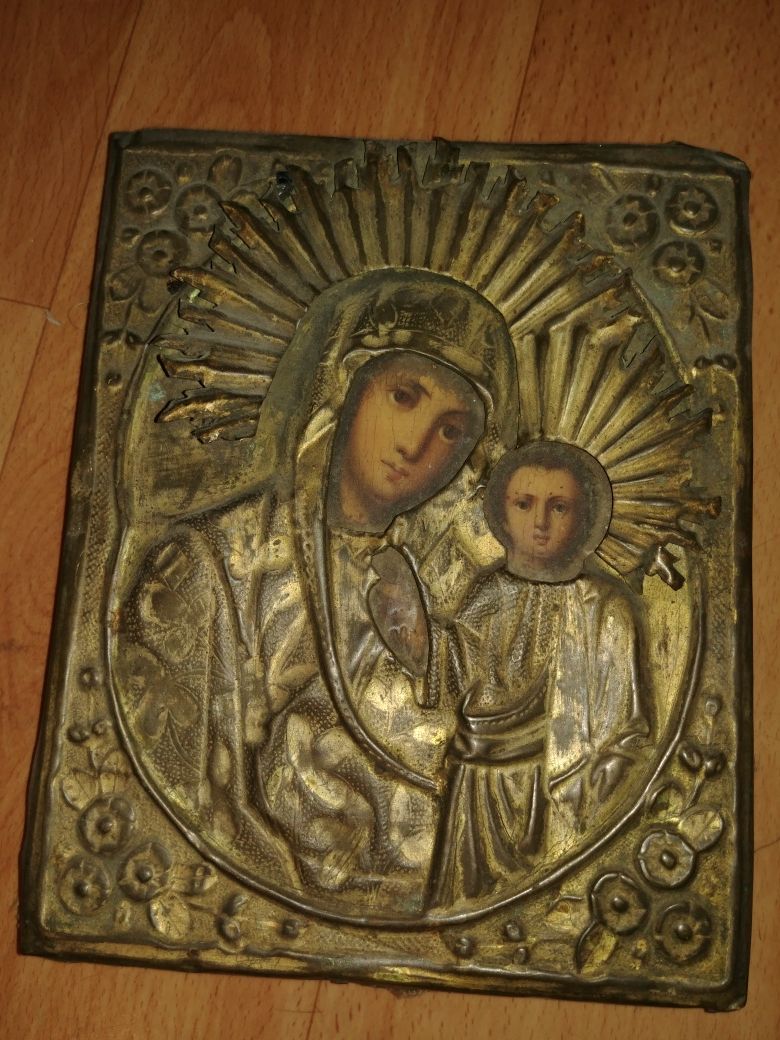 Старинная Икона Божьей матери с ребёнком в латунном обкладе .