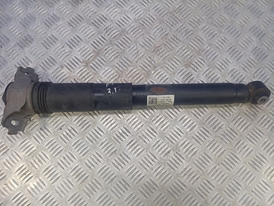 Стійка амортизатора заднього правого Porsche Cayenne 9Y0 Порш Каєн