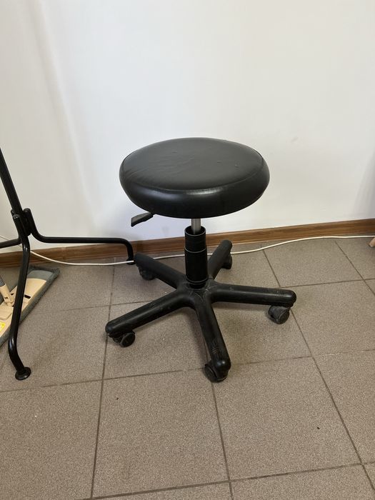 Стілець круглий на колесах