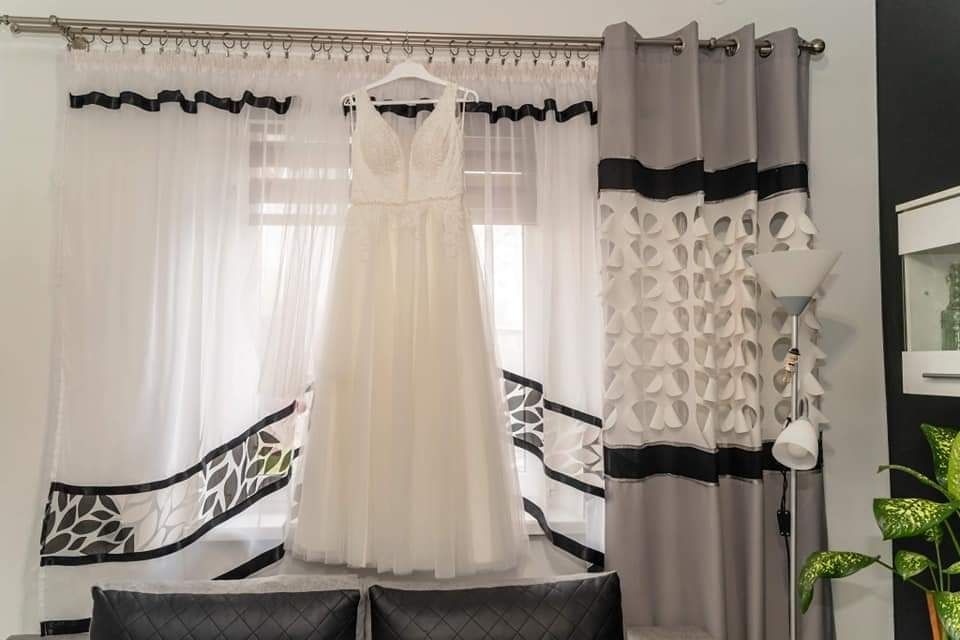 Suknia ślubna w kolorze ivory z rozporkiem