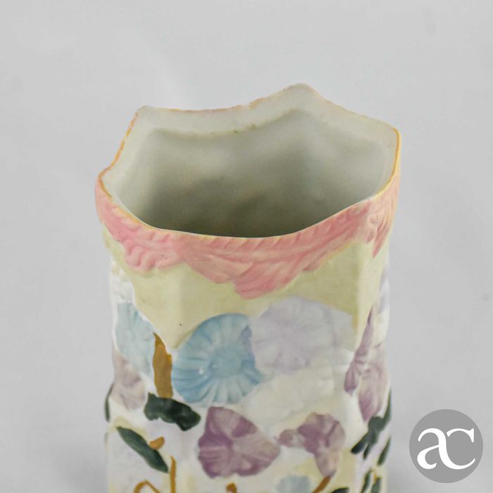 Jarra Europeia em Biscuit com flores em relevo