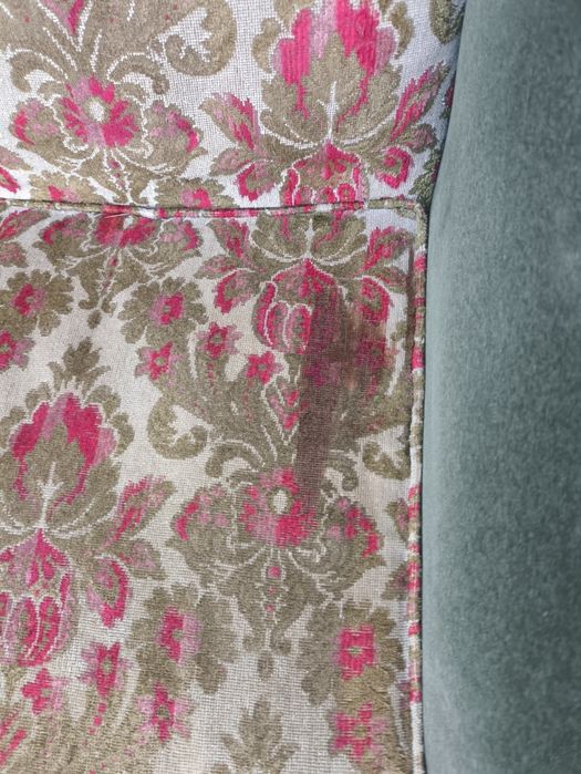 Poltrona vintage verde com estofo em veludo e padrão floral