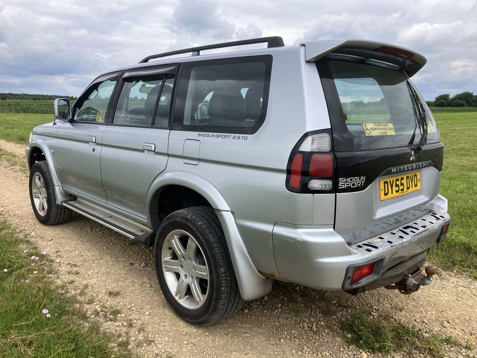 Mitshubishi Pajero 2.5 diesel 4x4 -Anglik