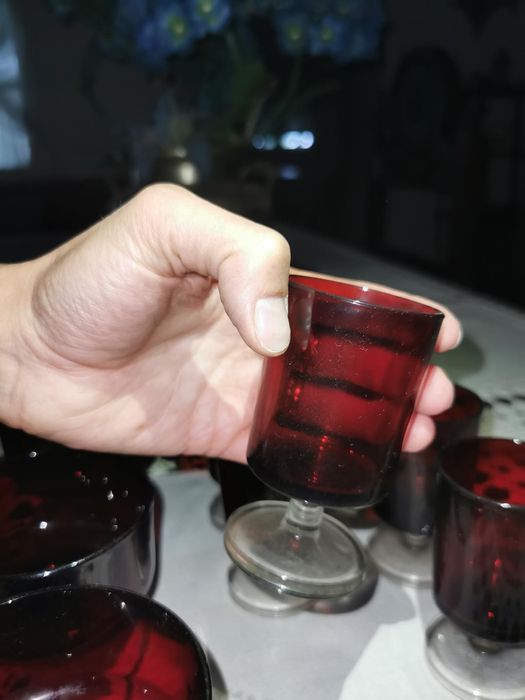 Conjunto e copos e taças vermelhas muito antigas