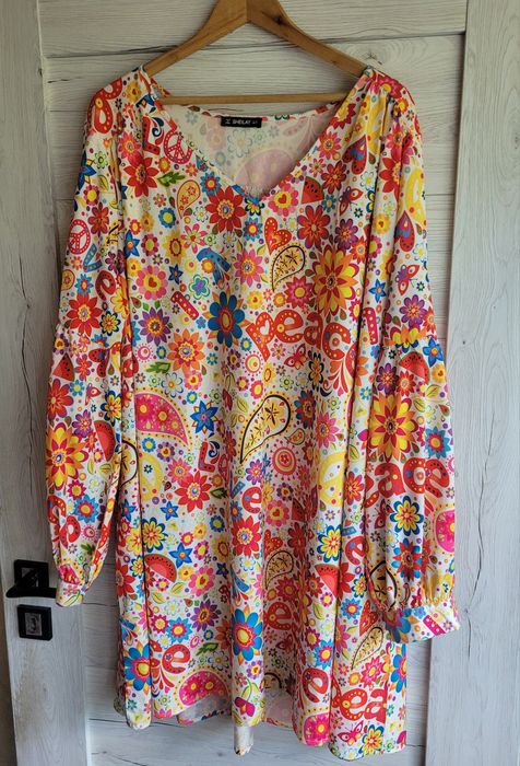 Śliczna sukienka Sheilay efektowny wzór 4XL