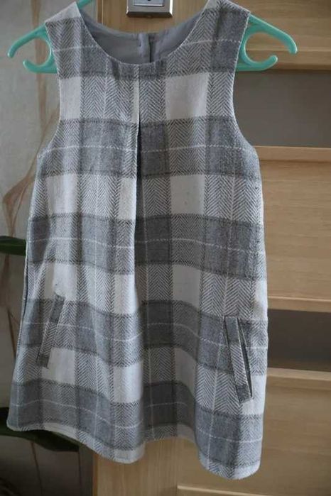 Szaro-biała sukieneczka rozm. 104 Nutmeg