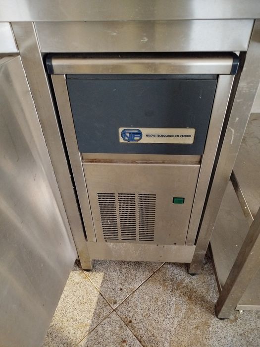Máquina gelo em cubo