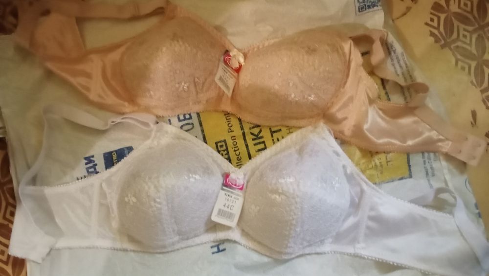 Белый и бежевый бюстгальтеры и оригинал adidas спортивный костюм