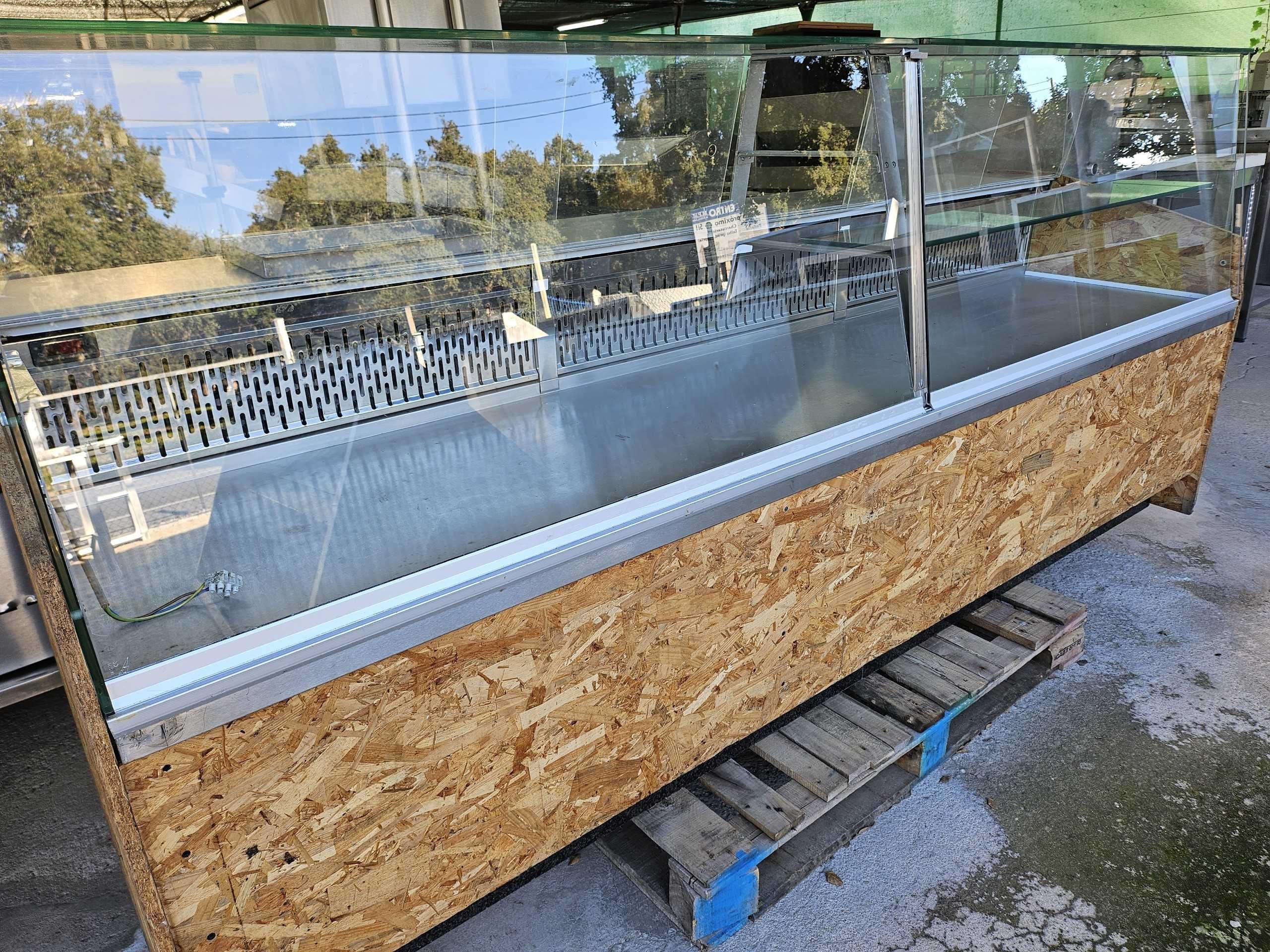 Vitrine neutra para pão e bolos