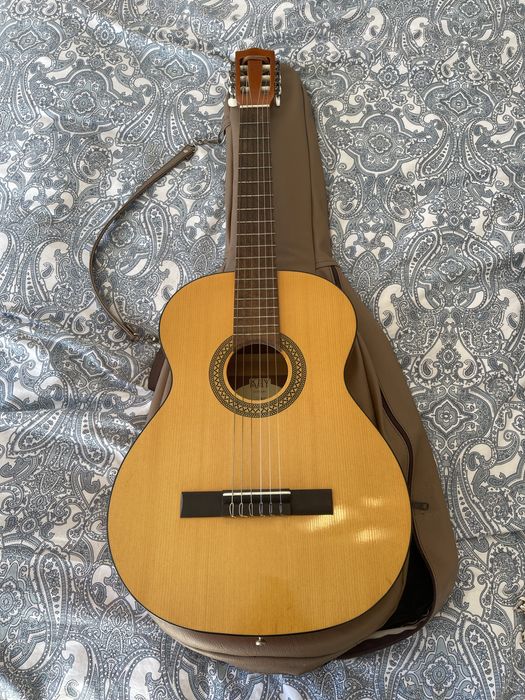 Violão e capa com alça.