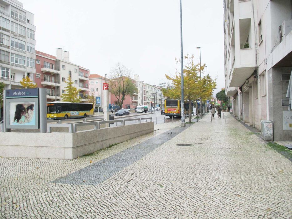 Av. Roma, junto Praça de Alvalade e Av. Igreja, garagem Box (fechada)