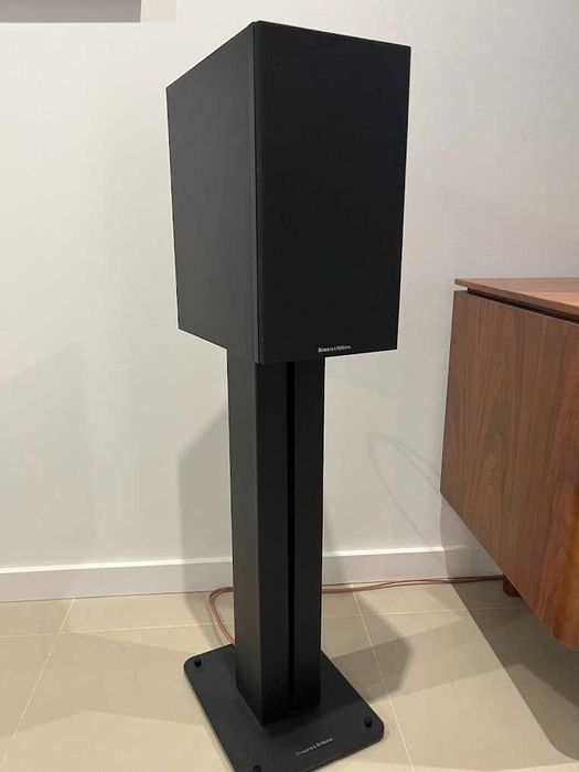 Colunas Bowers & Wilkins série 606 anniversary com suportes originais.
