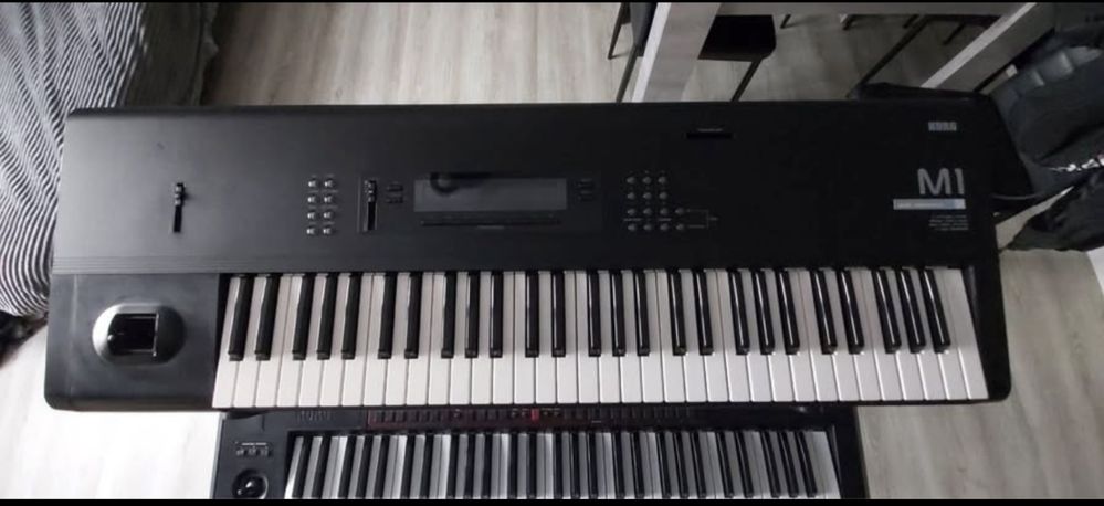 Korg M1 syntezator