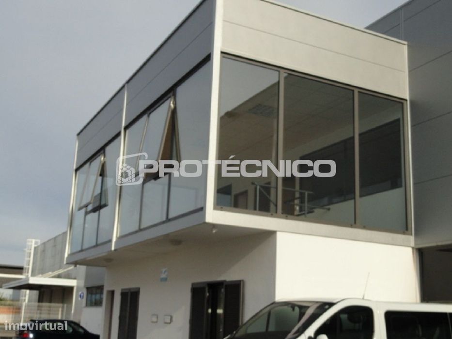 Armazém c/ 300m2 - Z. I. de Taboeira