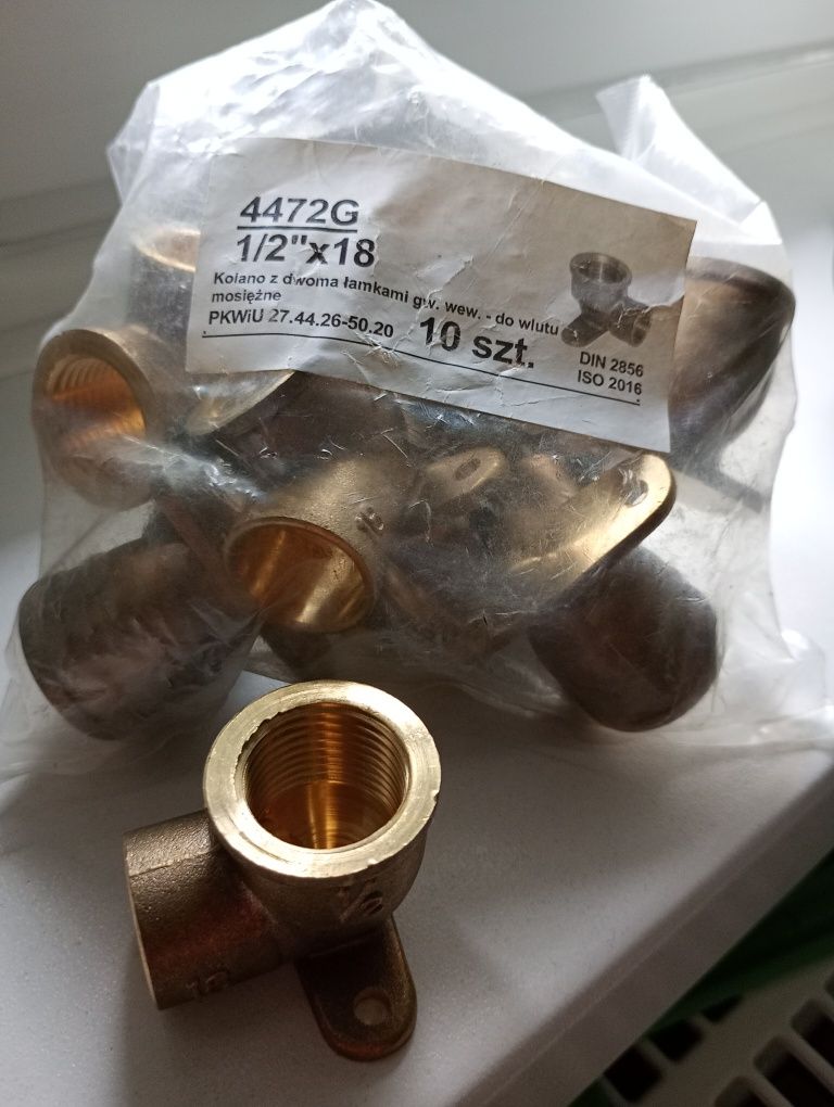 Kolano z łapami lut 18x1/2 GW wieszak mosiężne 10 sztuk