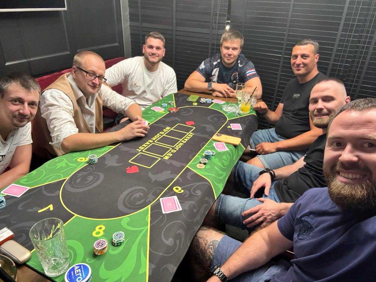 Дилер/круп'є для гри у спортивний покер