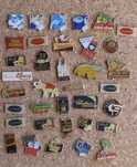 Lote de 36 pin's café e marcas de chocolates