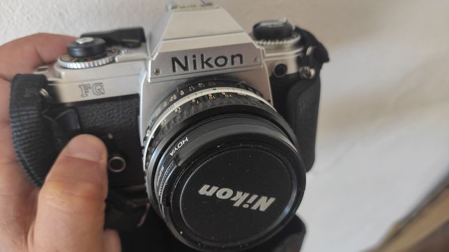 Nikon FG com lente, filtro Hoya, e flash
