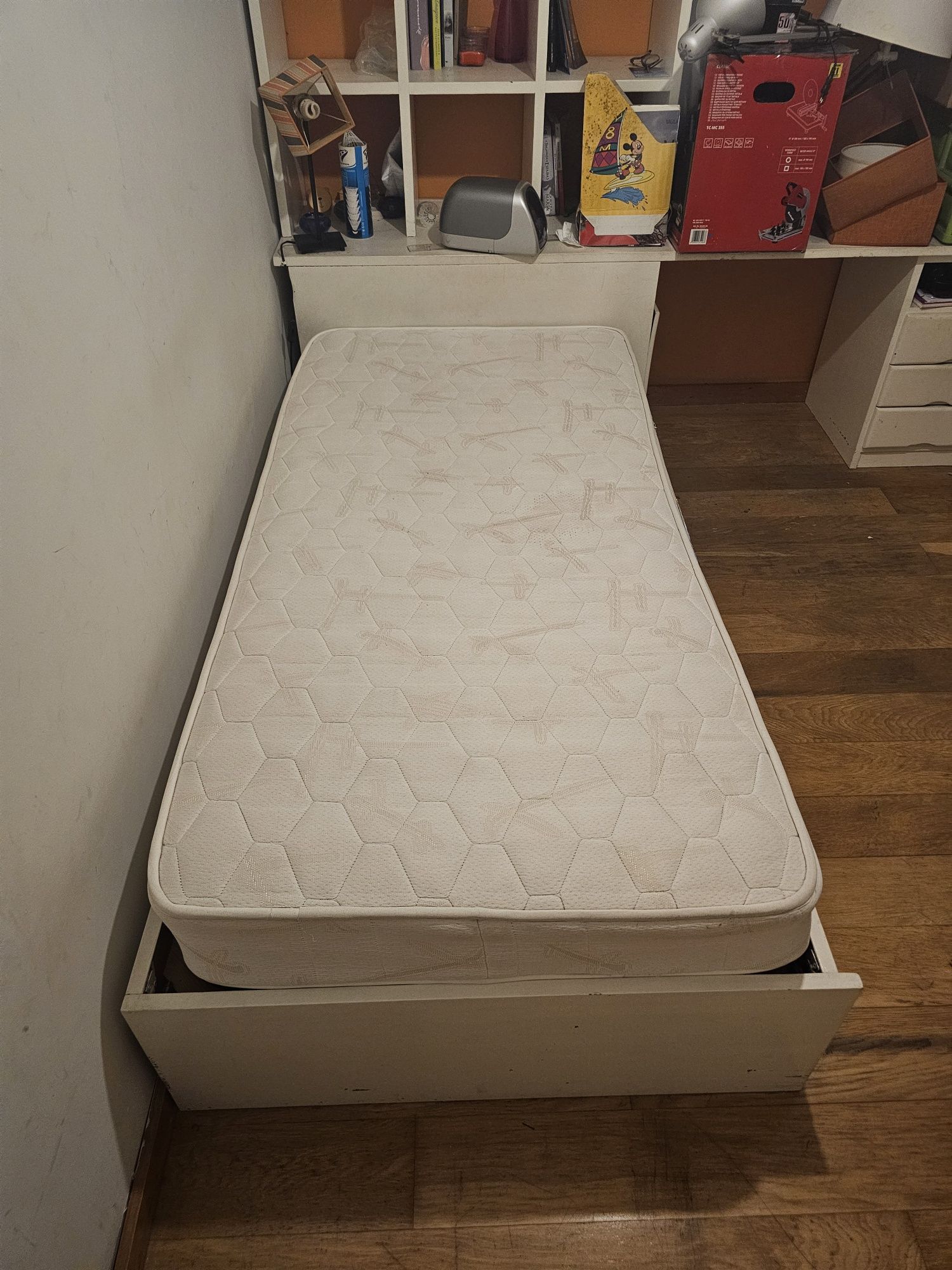 Cama de solteiro com gavetas