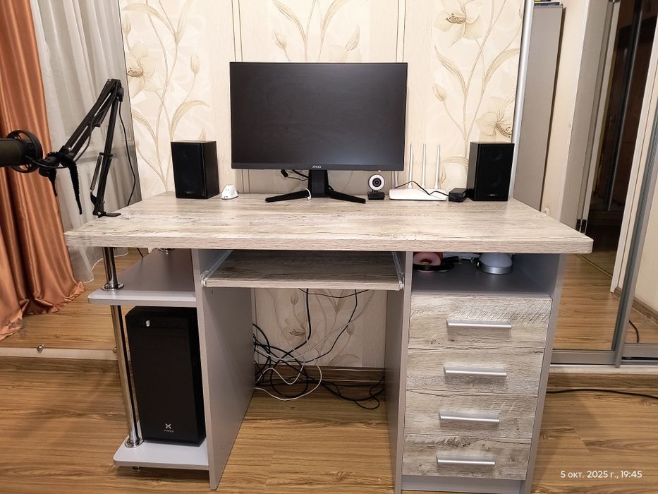 Продам стол компьютерный
