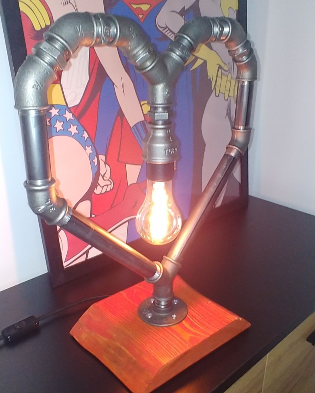 Lampa w stylu industrialnym, w kształcie serca