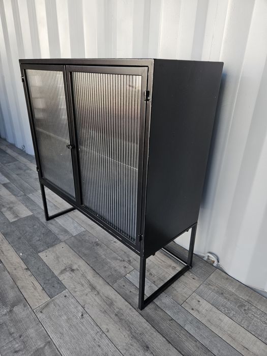 Czarna metalowa komoda szklane drzwiczki