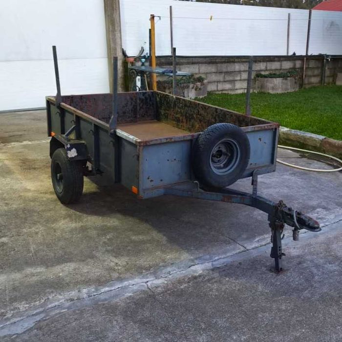 Reboque Automóvel com Pneu Suplente