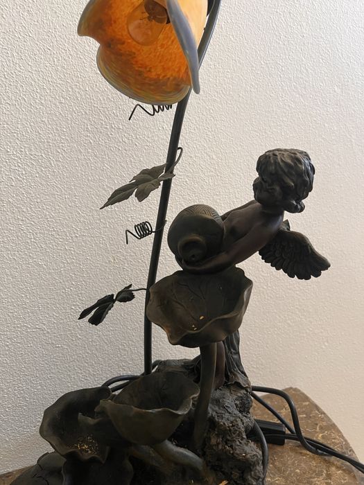 Fonte com luz e anjo