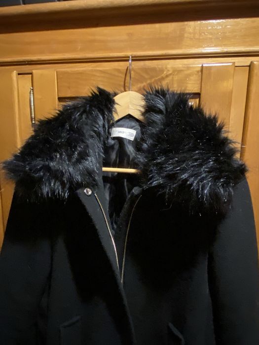 Casaco preto comprido com gola pelo mango c/ borboto e bolero em pelo