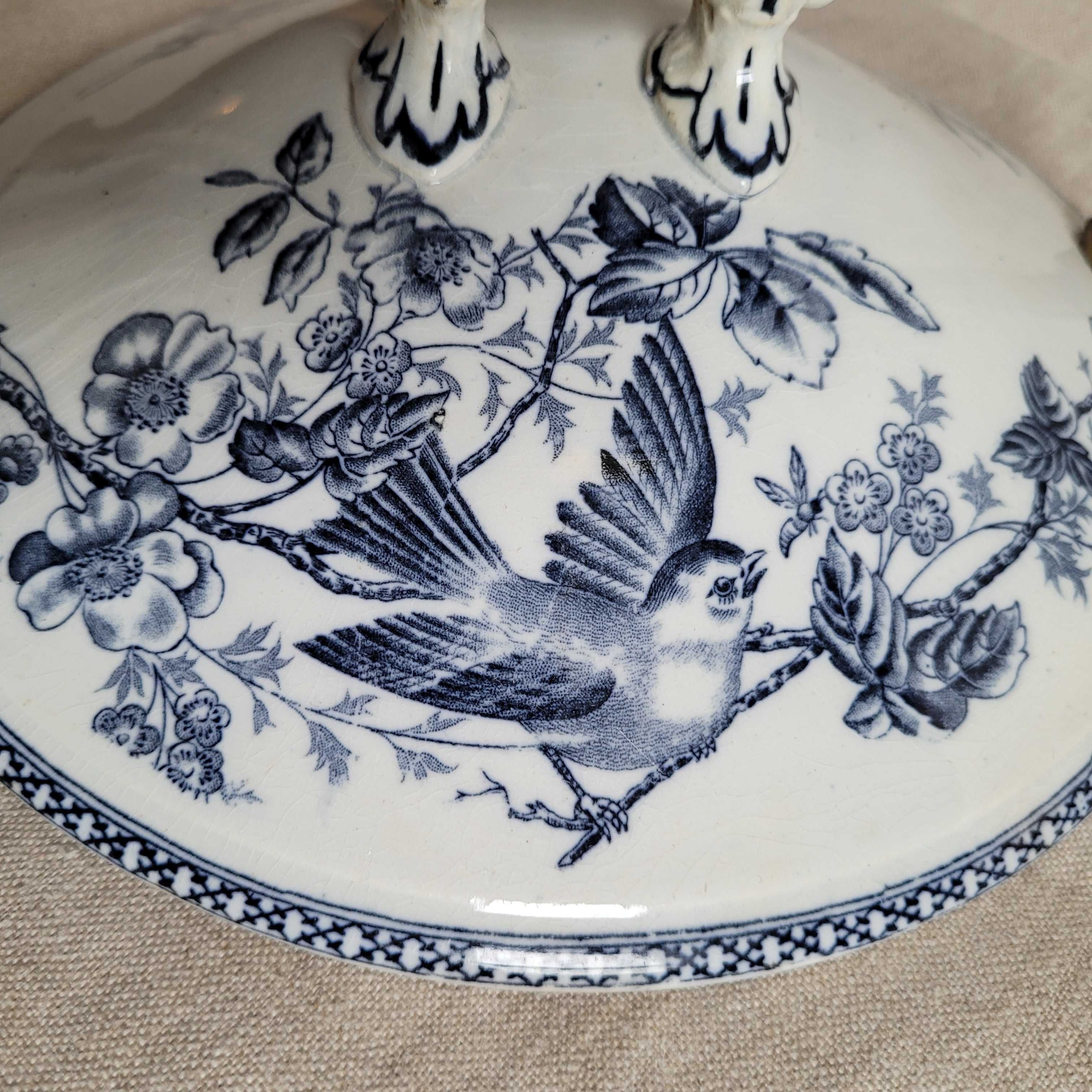 mosiężny kinkiet na ceramice z motywem ornitologicznym