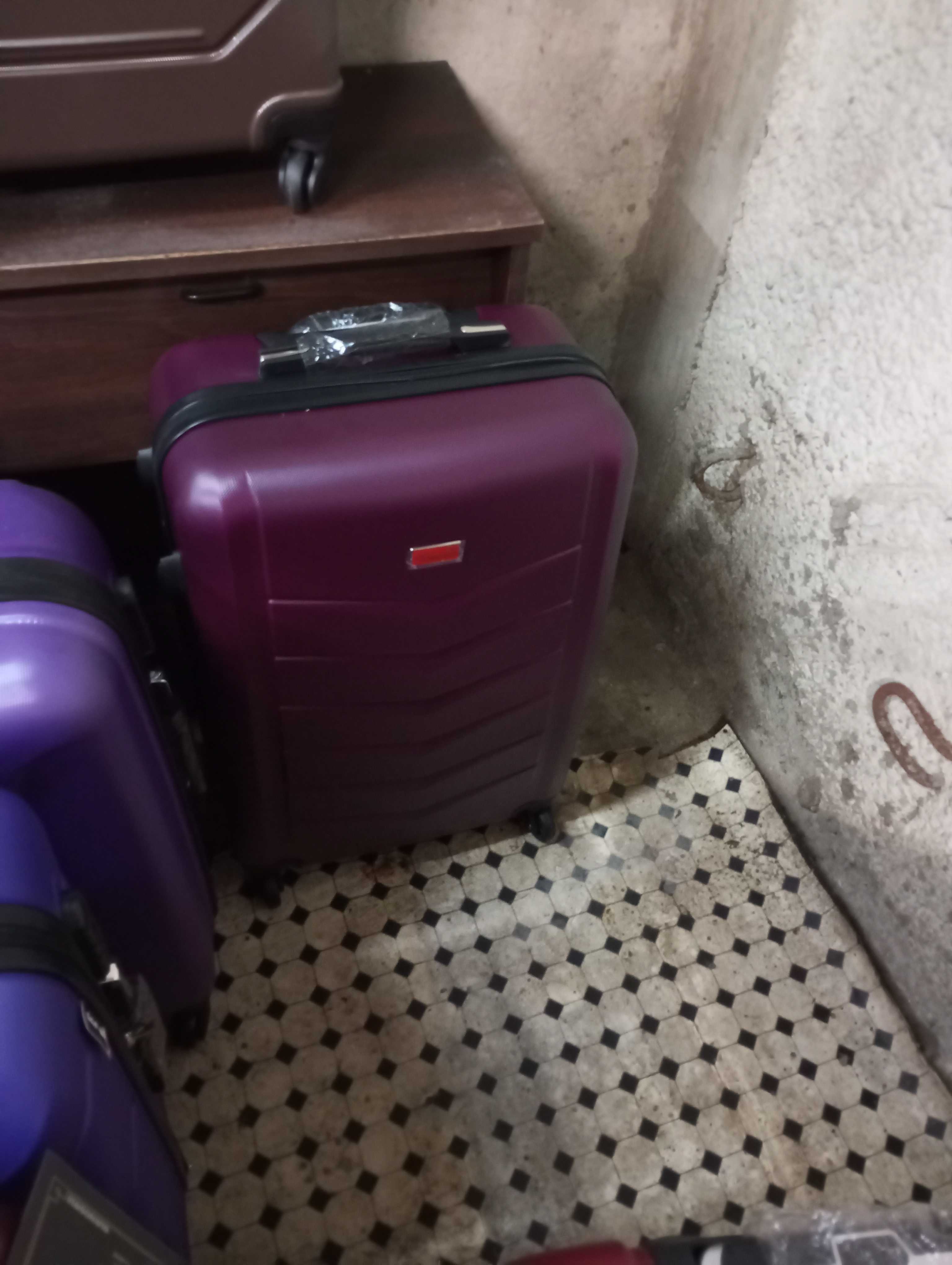 Walizka podróżna na 4 kołach z ABS średnia xl