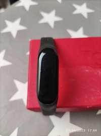 Smartband preta com cabo USB