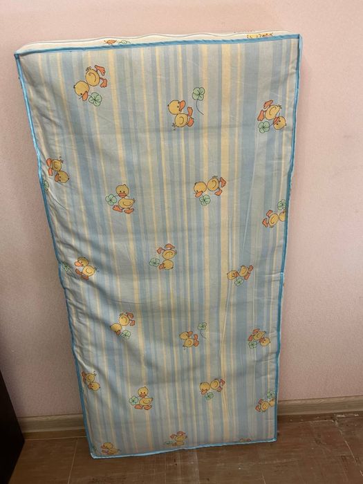 Дитяча кроватка з матрасиком