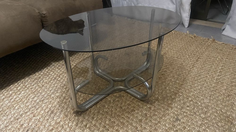 Mesa vidro com detalhes metalicos