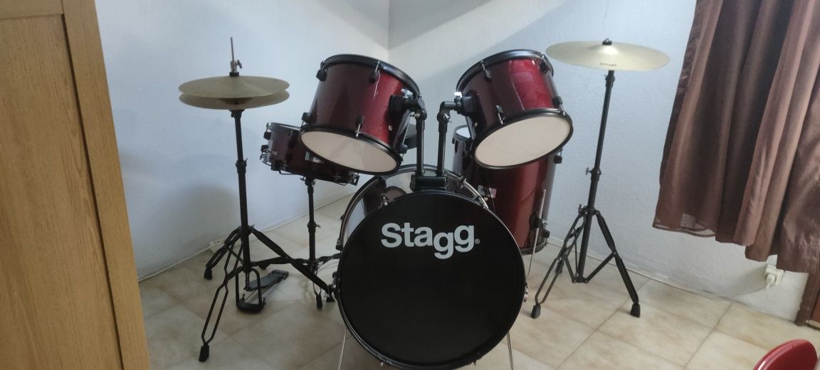 Bateria vermelho escuro Staag