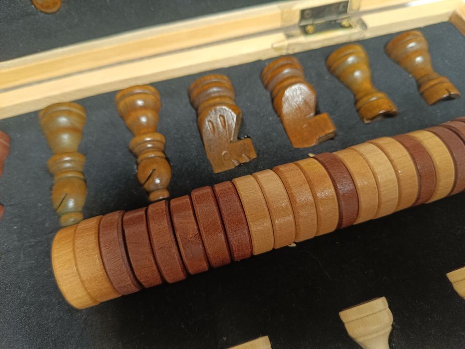 tabuleiro de damas e xadrez em madeira