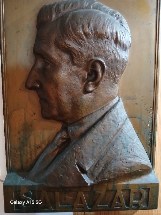 Placa em bronze 1938  S A L A Z A R, escultor José Simões de Almeida