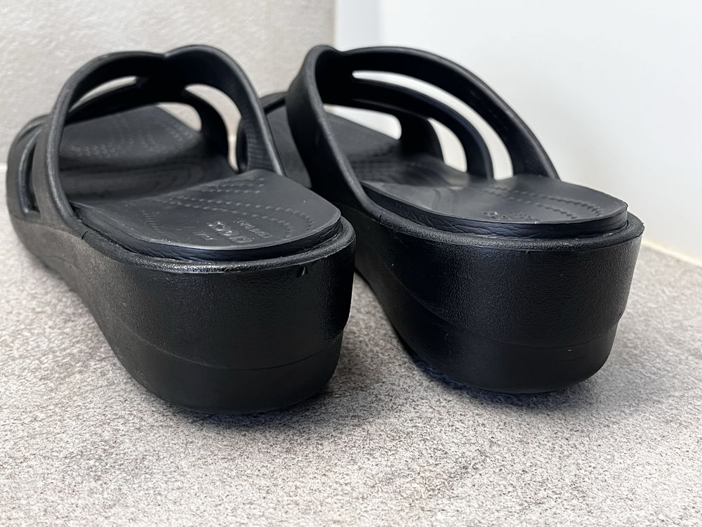 klapki crocs Sanrah Strappy Wedge 204010 czarne