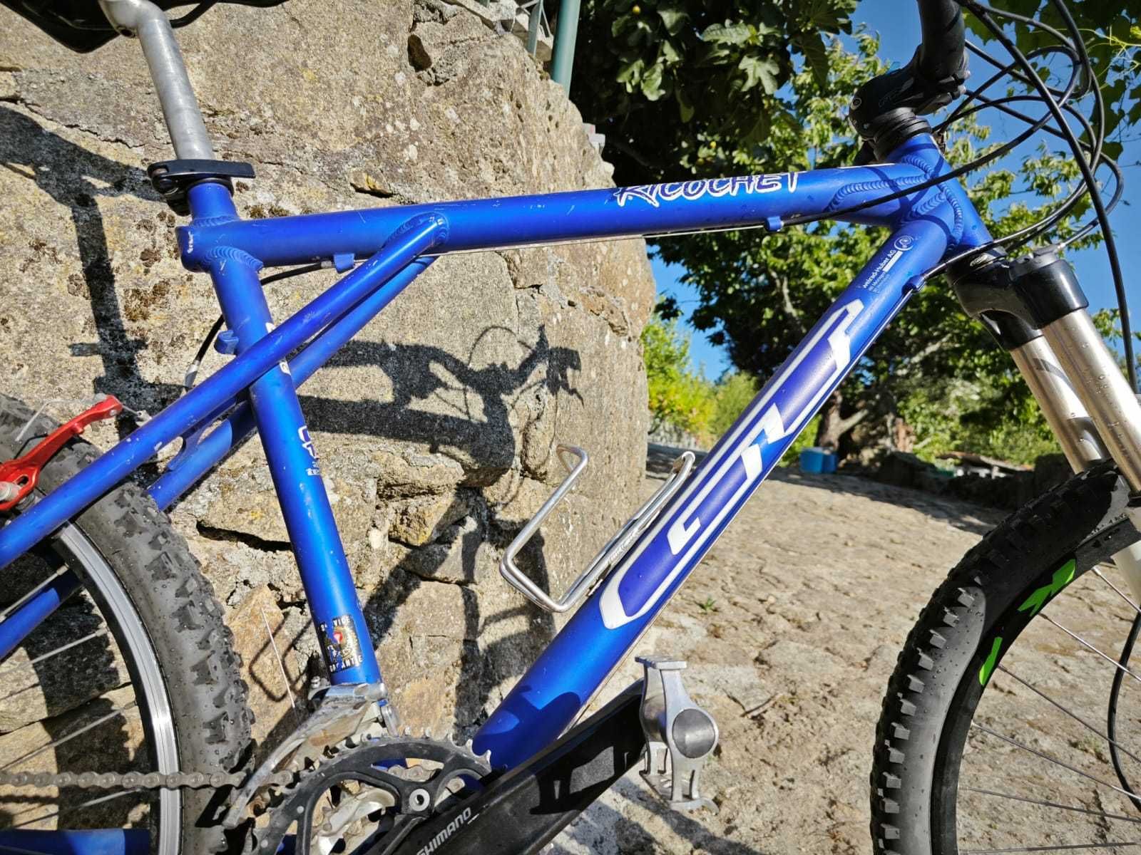 Bicicleta de BTT - Roda 26 polegadas de marca GT (USA)