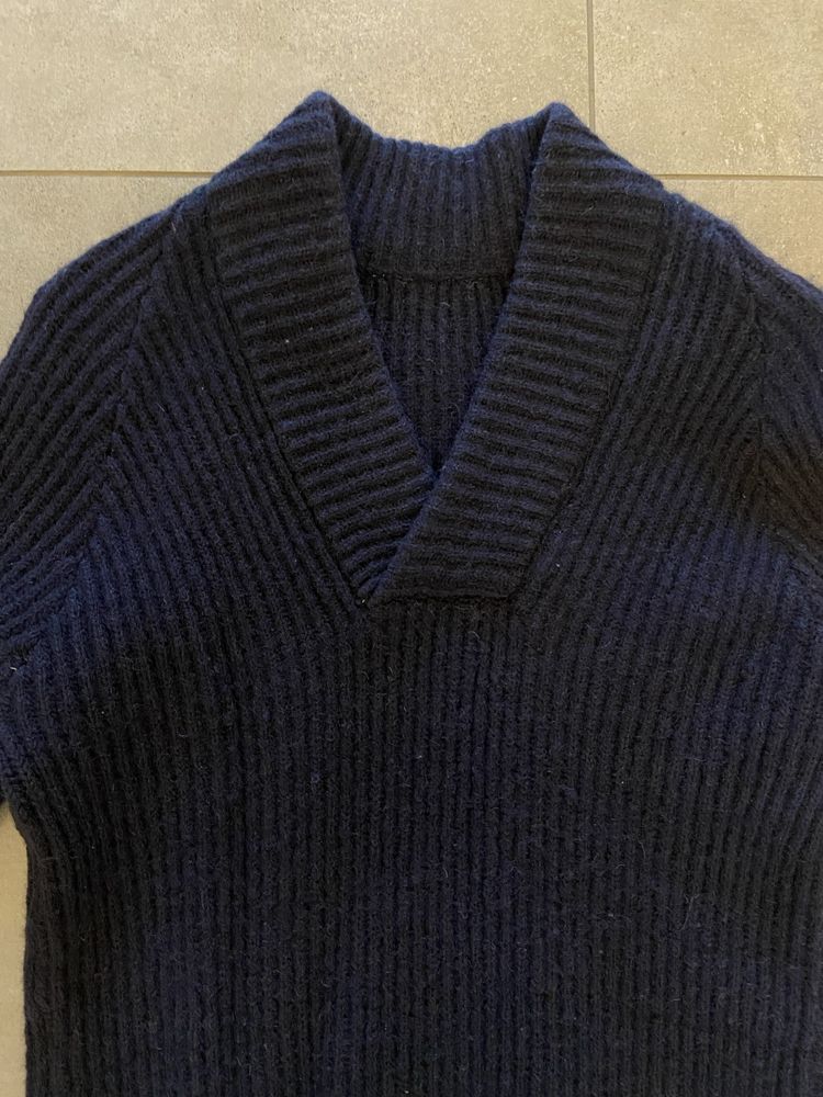Sweter w kolorze gramatowym welniany