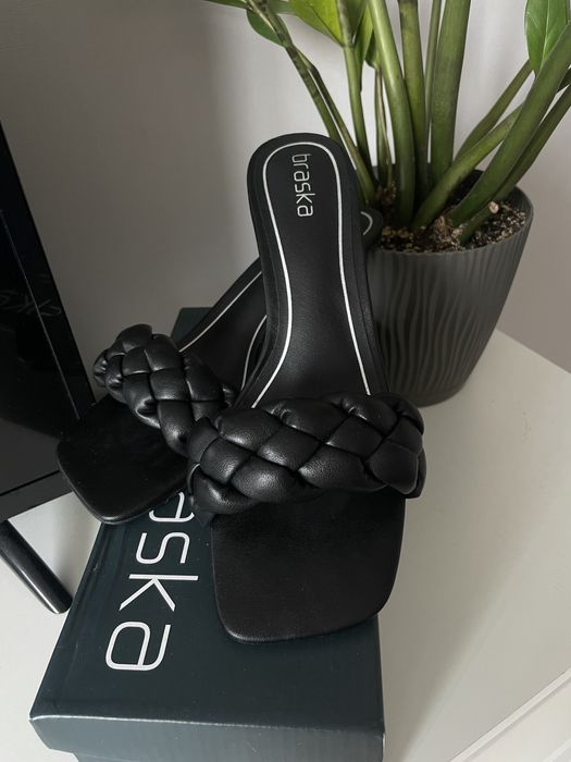 Шльопанці / босоніжки