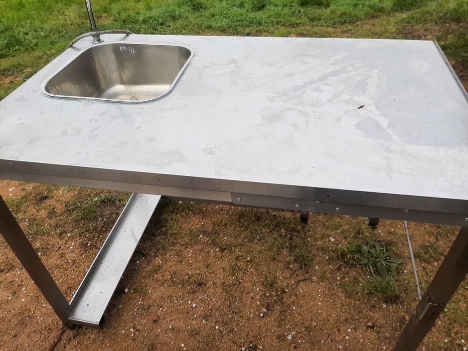 Bancada em inox com torneira de pedal