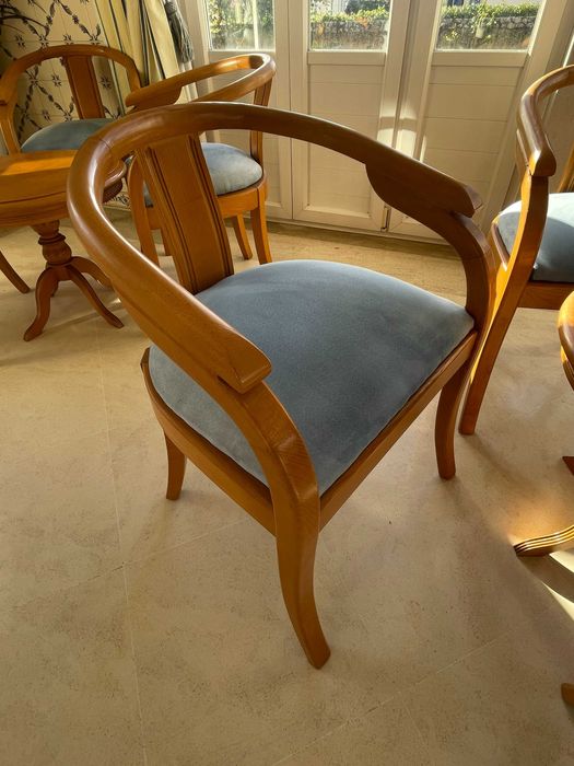 Cadeiras e mesas de bar em madeira