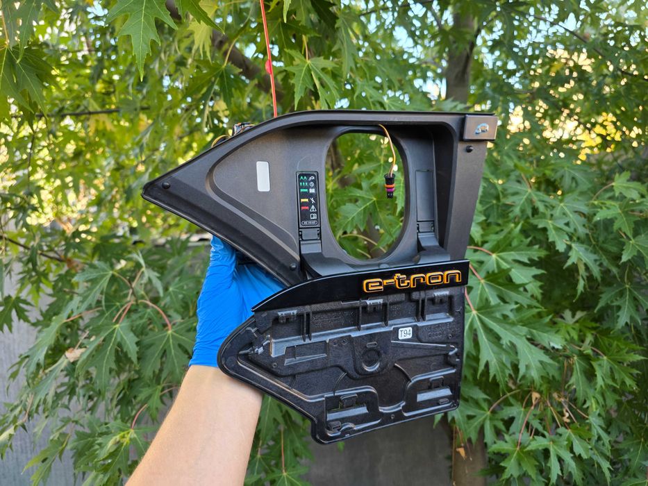 Корпус і деталі лючка зарядного порта Audi e-tron ліва сторона