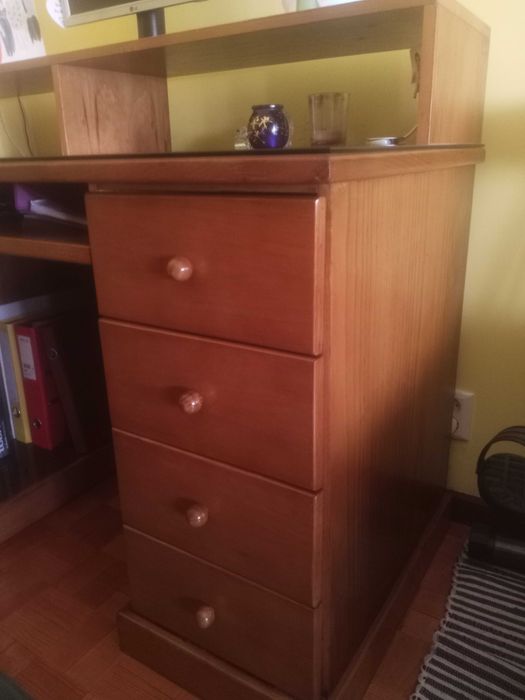 Secretária em madeira muito espaçosa