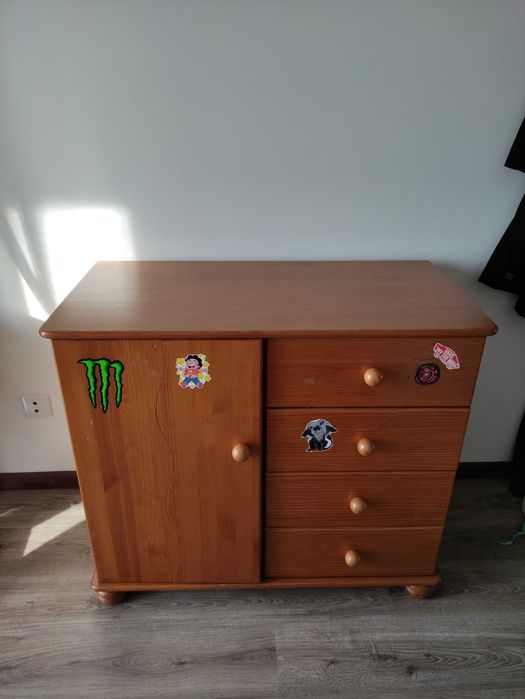 Mobiliário de quarto (cómoda e mesinhas de cabeceira)