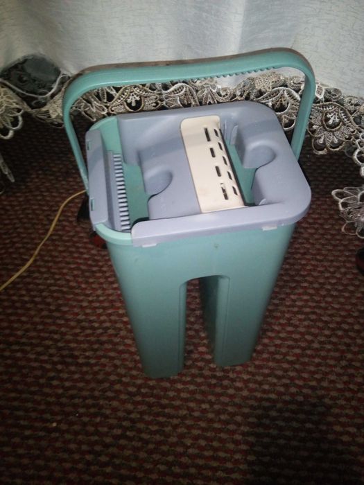 Ведро майже нове для мития стекл і зеркал+щетка маленька в Подароа