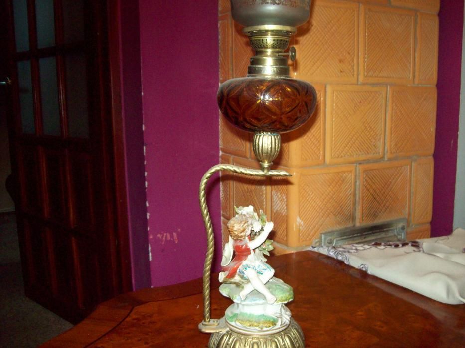 ORYGINALNA stara lampa naftowa figuralna porcelanowa
